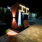 ثلاجة ماء وطعام صدقة جارية لخدمة المارة والمحتاجين في الإمارات