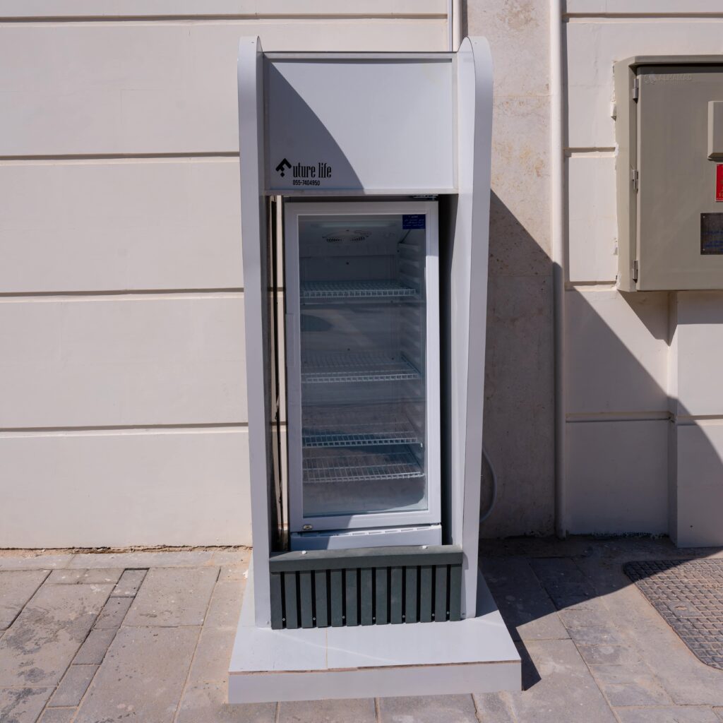 ثلاجة طعام سبيل صدقة جارية لوضع التبرعات الغذائية بكرامة وإحسان